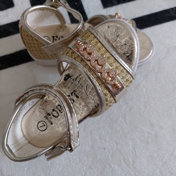 5/25 Toddler sandals - Picture 2 of 3